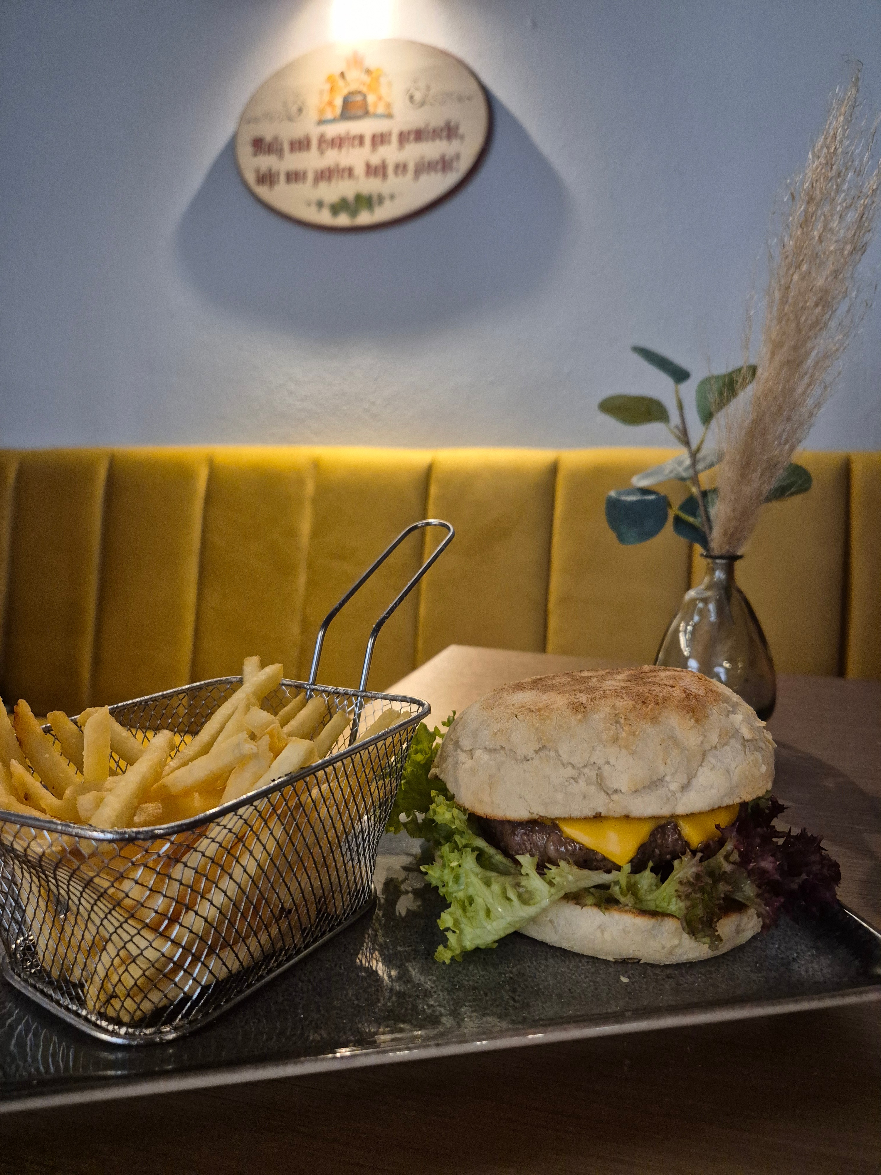 Burger mit Pommes im Bieradies